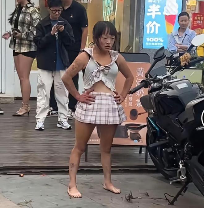淄博精神小妹大街发疯暴砸别人摩托车当警察面装晕车主回应